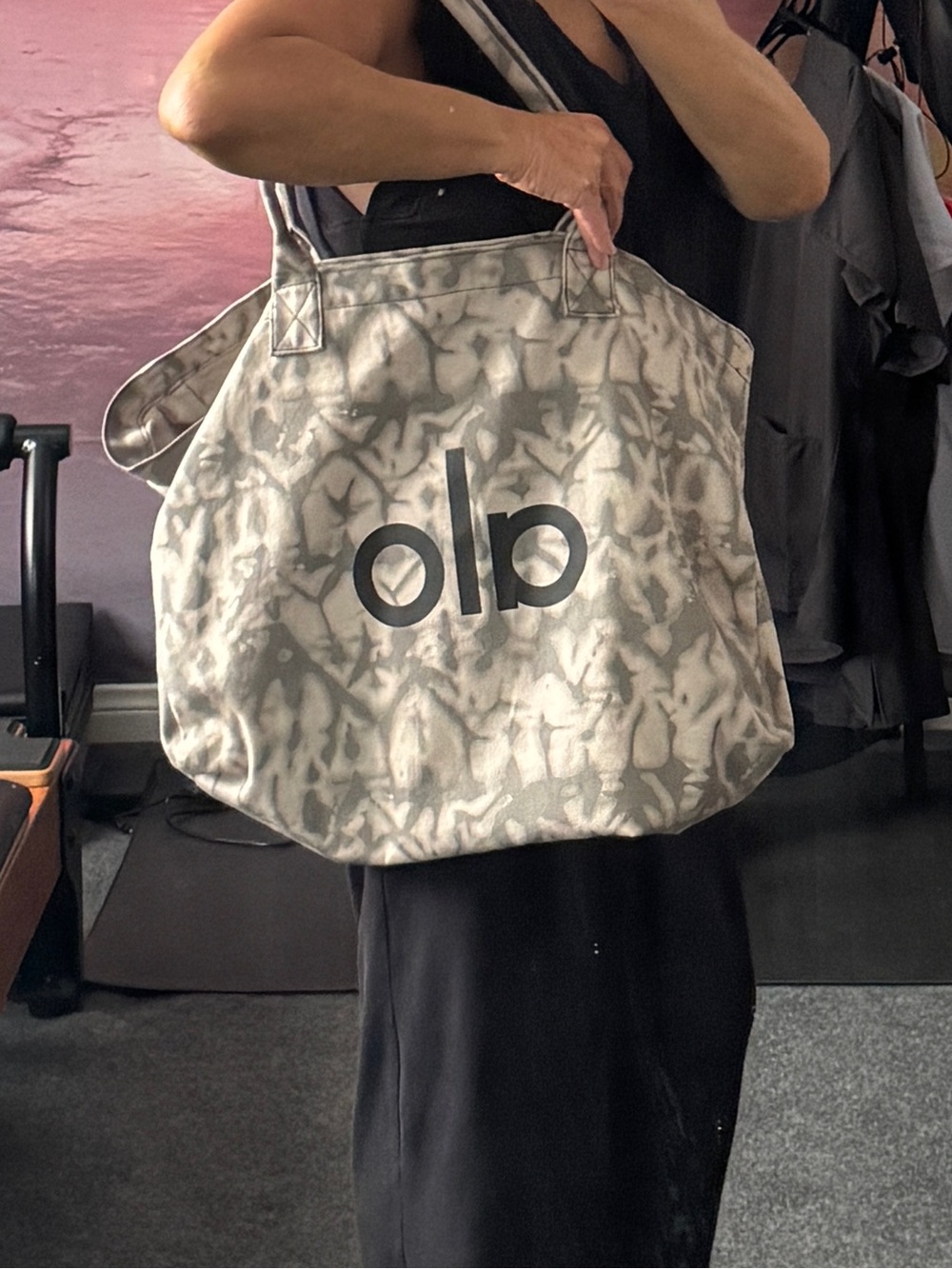 ALO Yoga GrayTie-Dye Canvas Tote with Logo LIMITED EDITION. - Picture 3 of 7